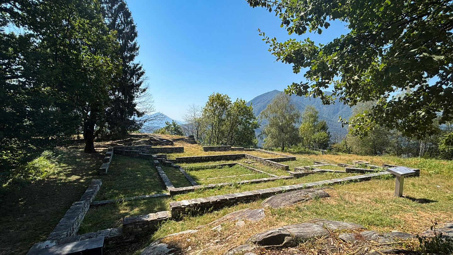 die sanierten Überreste alter Mauern an der Rovine del Castelliere sanierte Mauerreste an der Rovine del Castelliere