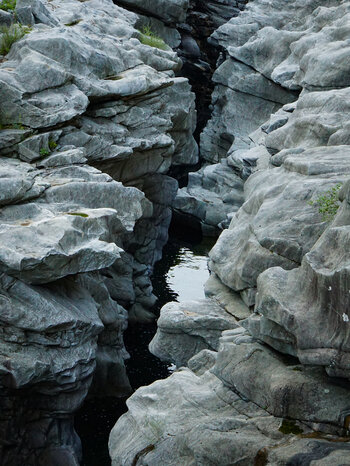 die Maggia hat eine tiefe Schlucht in die Felsen gegraben