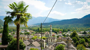 Blick über die Dächer von Tegna