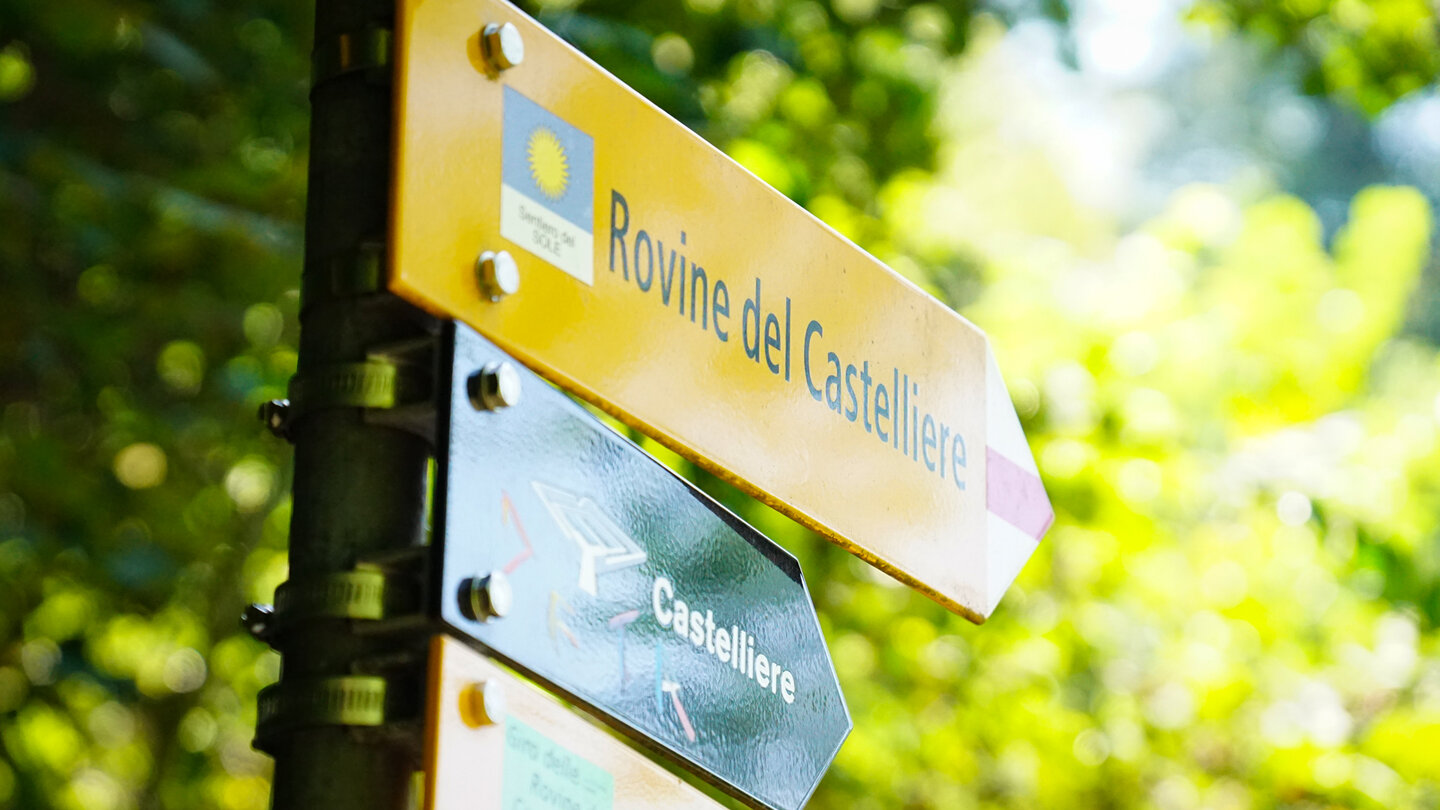 Wegweiser zu den Rovine del Castelliere Wegweiser zu den Rovine del Castelliere