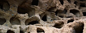 in Tuffstein geschlagene Höhlen bei Cenobio de Valerón auf Gran Canaria
