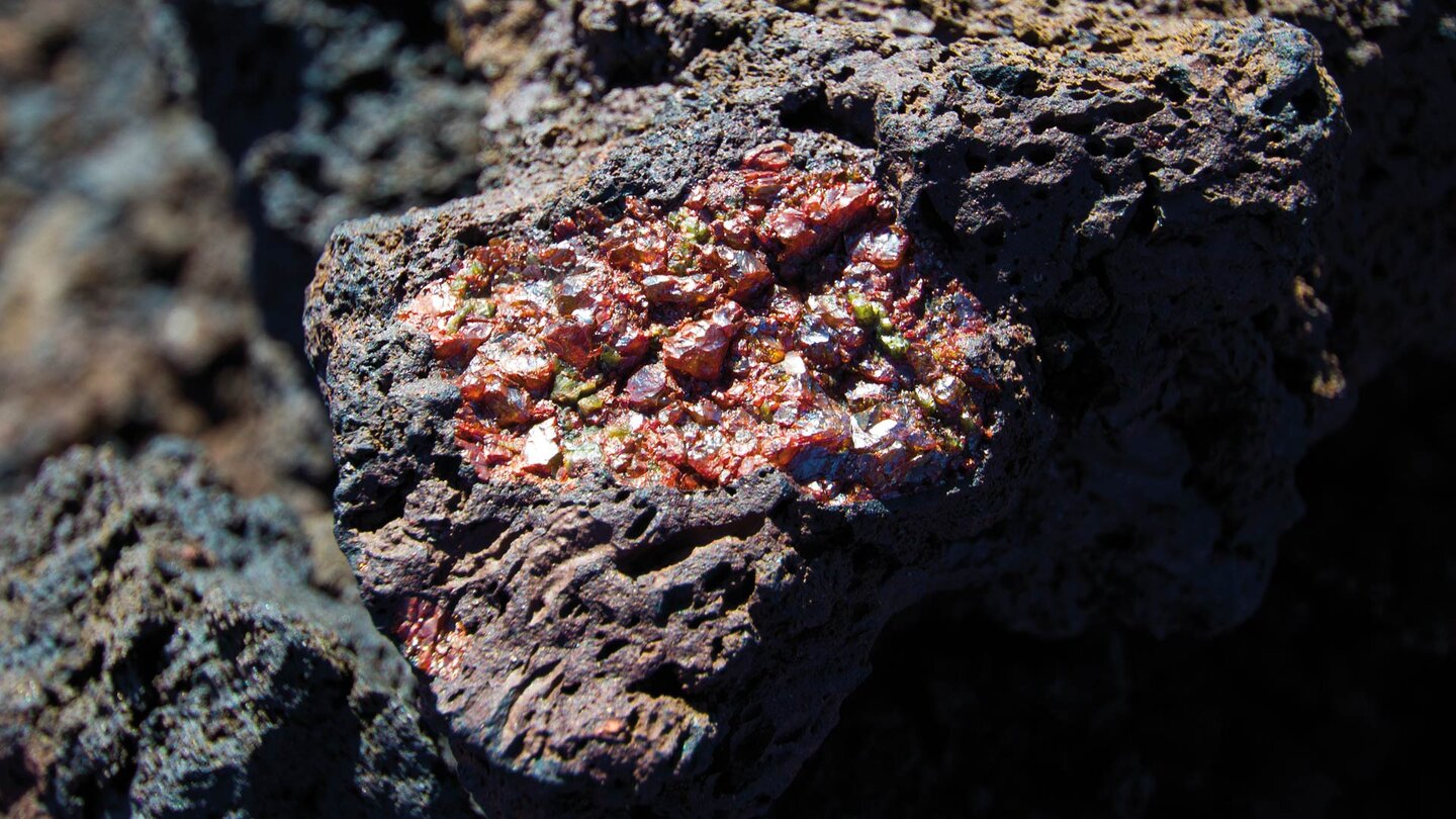 entlang des Wanderweges findet man Basalt mit Einschlüssen des roten Olivins