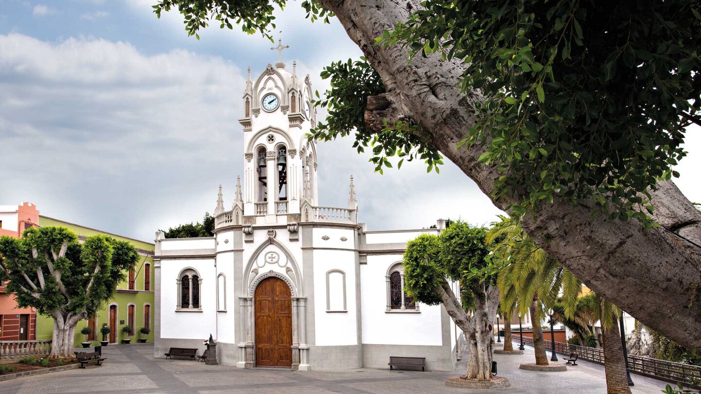 die Marienkirche Iglesia de la Virgen de la Luz umgeben von Lorbeerbäumen in Guía de Isora im Süden Teneriffas die Iglesia de la Virgen de la Luz in Guía de Isora auf Teneriffa
