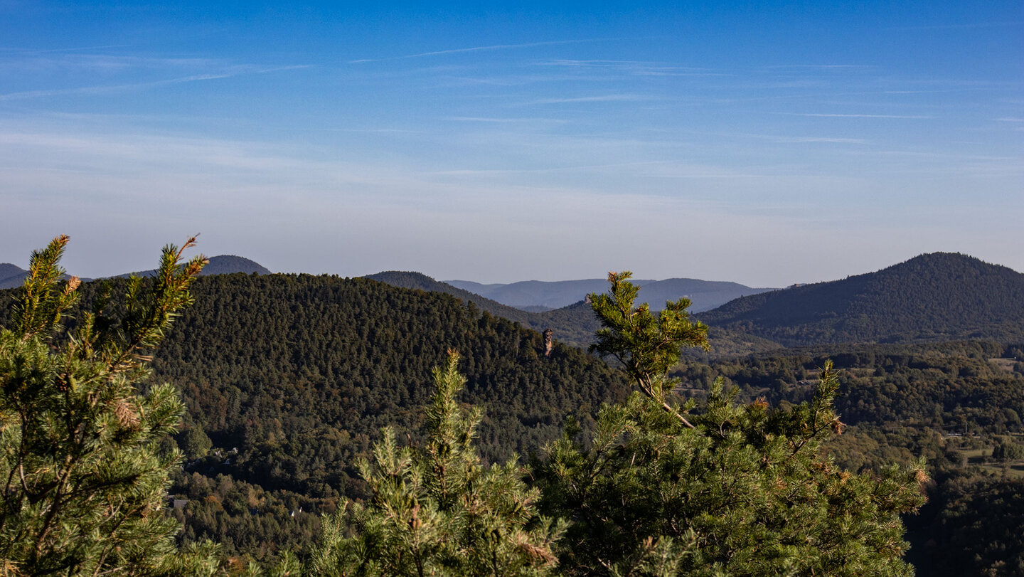 Panorama vom Schweinsfels bei Silz über Waldkuppen und eine freistehende Felsformation des Wasgaus, Pfälzerwald Trifelsland
