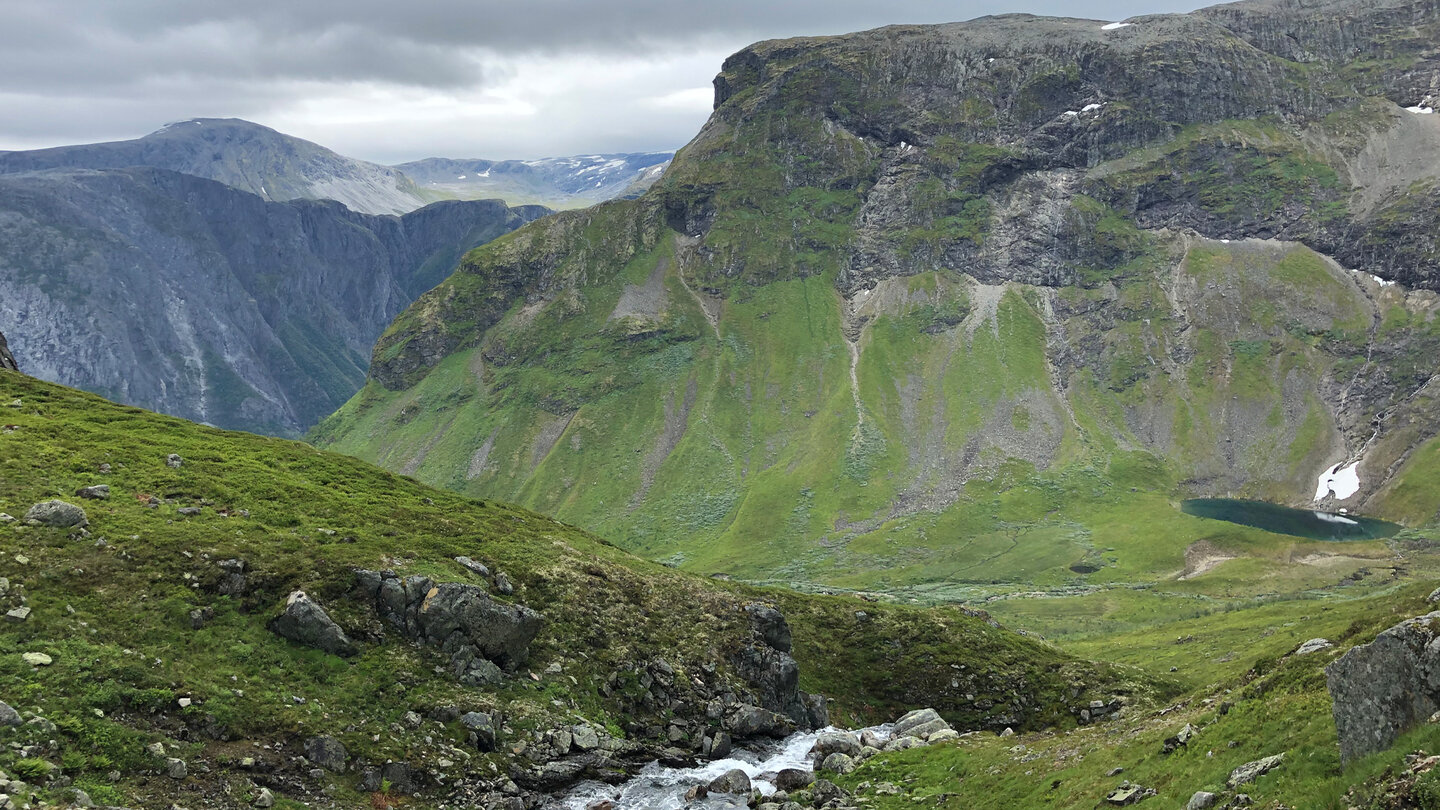 traumhafte Berglandschaft am Rimstigen beim Nærøyfjords Berglandschaft am Rimstigen beim Nærøyfjords