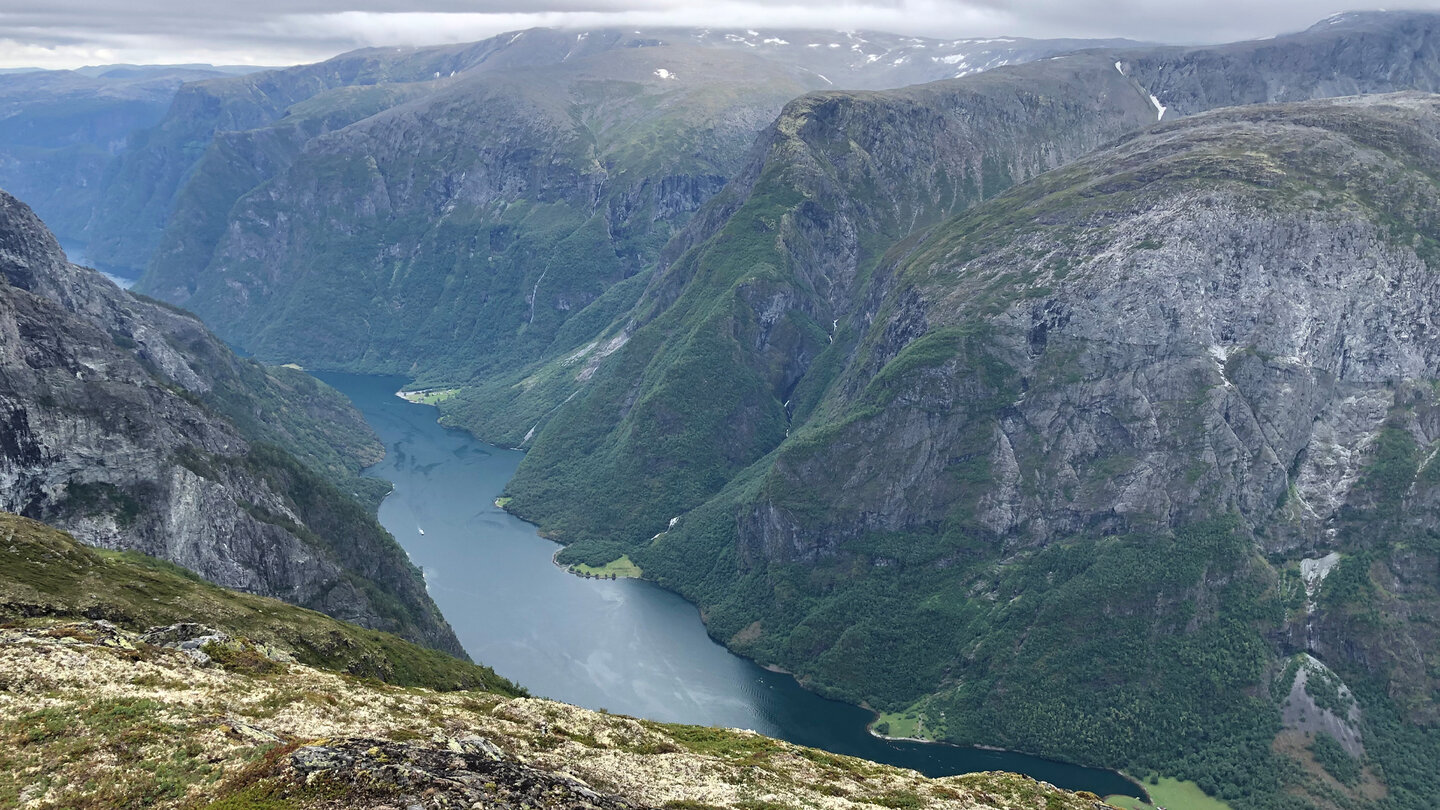 überwältigender Blick vom Rimstigfjellet in den Nærøyfjord Blick vom Rimstigfjellet in den Nærøyfjord
