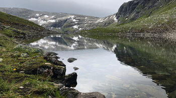 spiegelndes Wasser in den Bergseen am Rimstigen