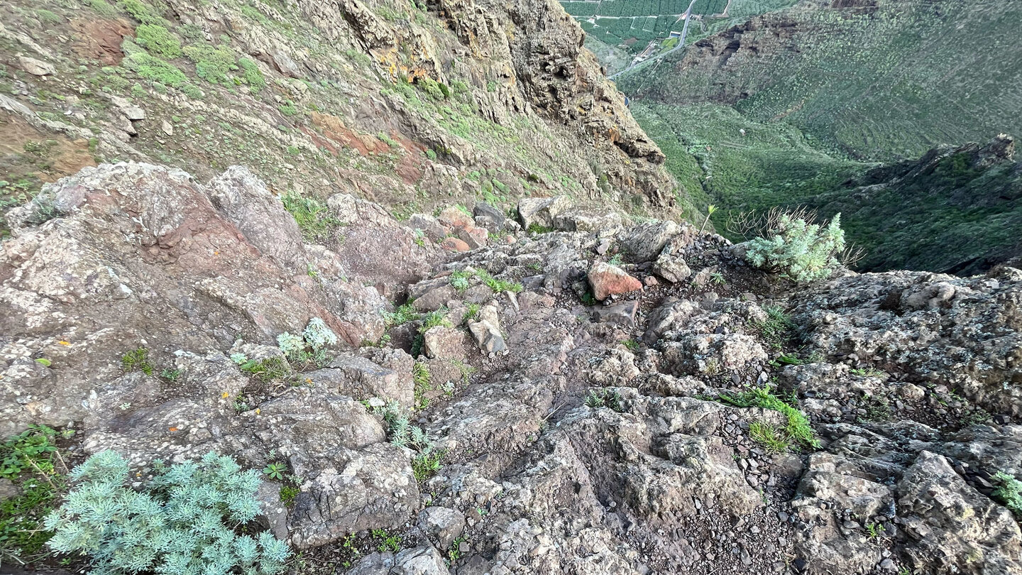 Blick in die Tiefe entlang der Steilwände am Risco-Steig