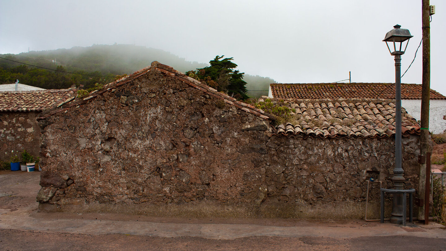 traditionelles Steinhaus im Ort Los Bailaderos auf der Hochebene Teno Alto