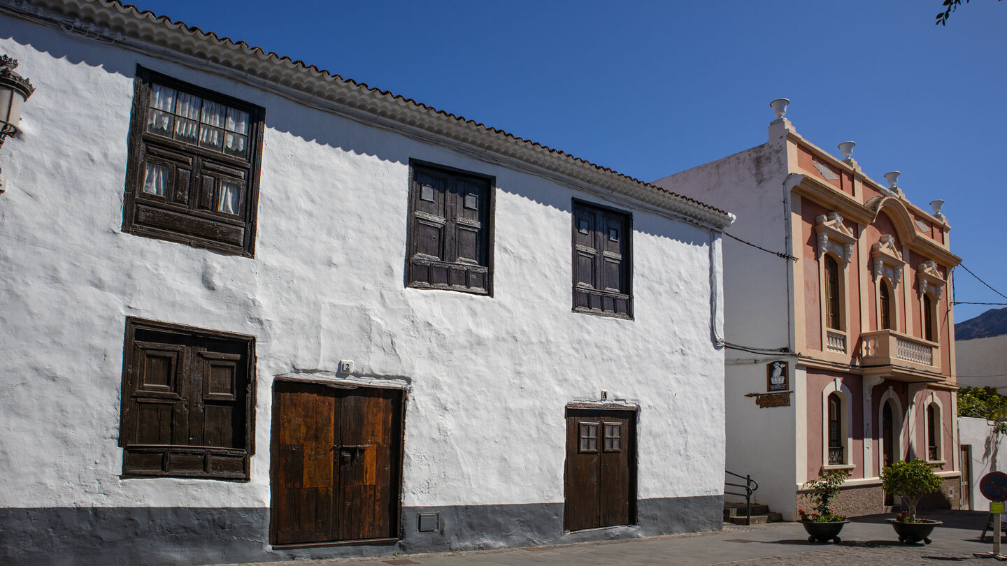 Gebäude im traditionellen kanarischen Stil in Buenavista del Norte auf Teneriffa