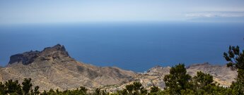 Blick auf den Ort Alojera vor dem tiefblauen Atlantik