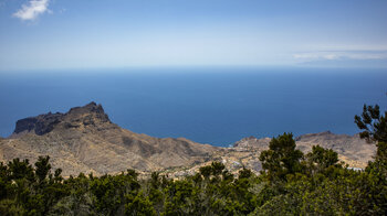 Blick auf den Ort Alojera vor dem tiefblauen Atlantik