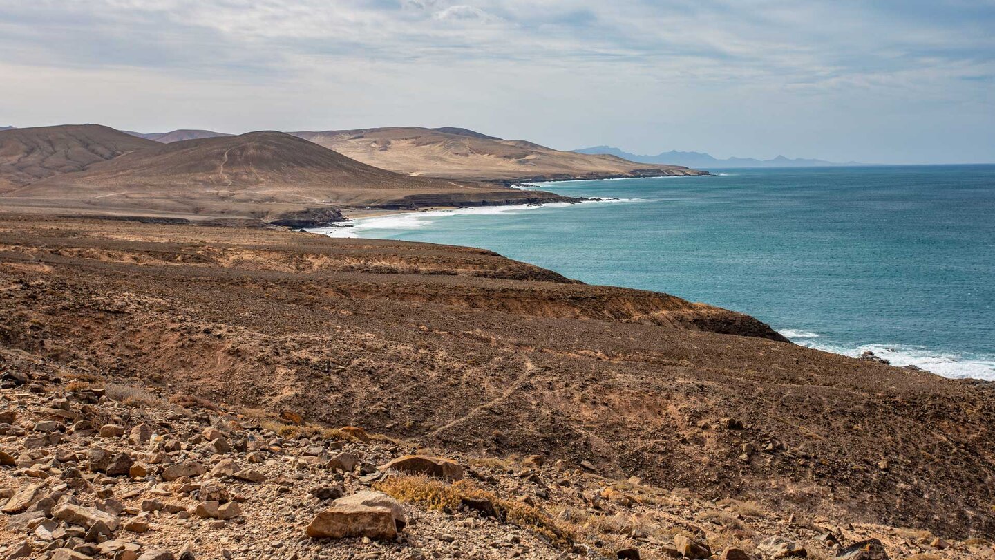 Ausblick vom Wanderweg auf den Playa de la Solapa und die Südspitze Fuerteventuras