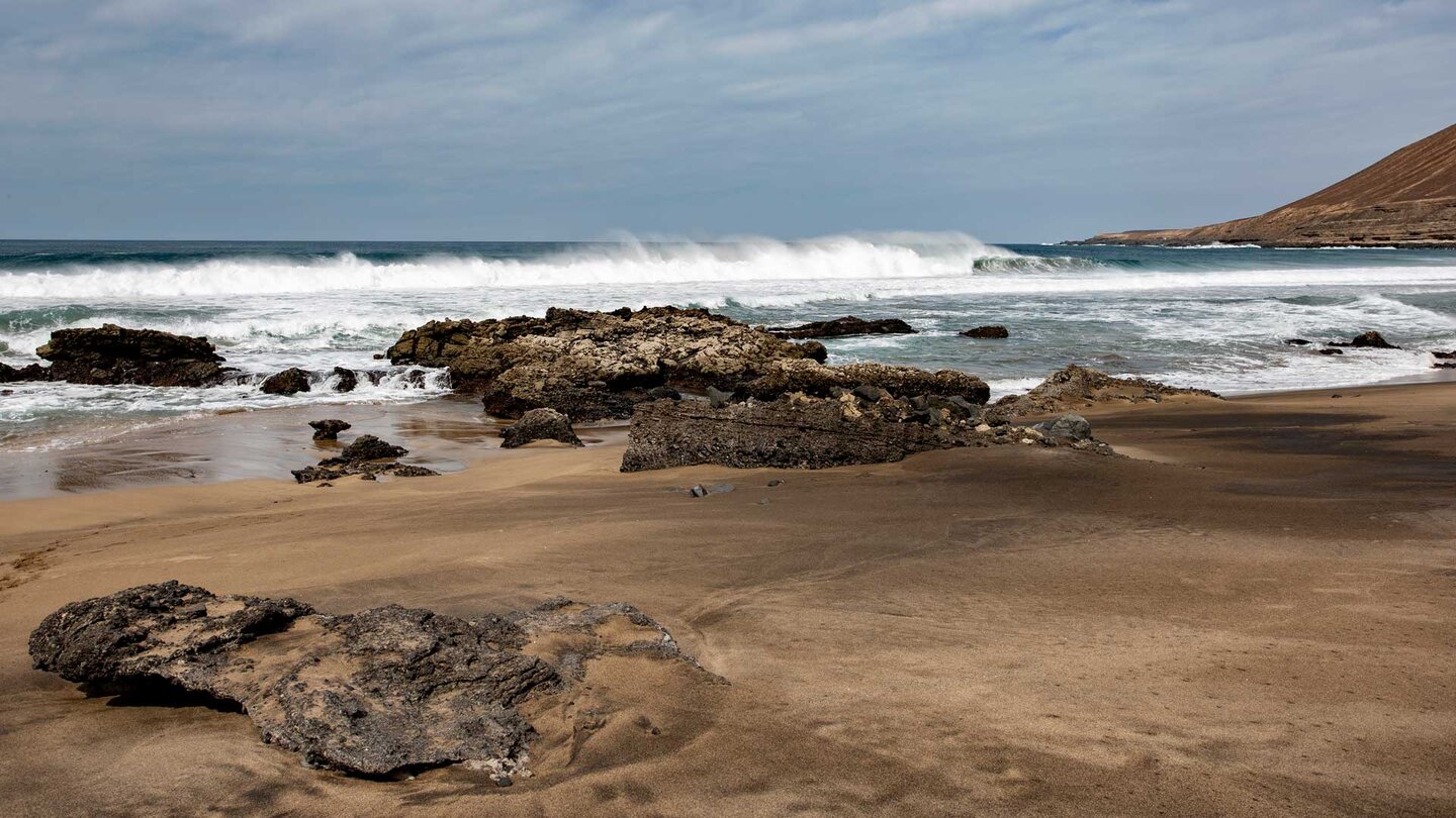 heran rollende Wellen am Strand Playa de la Solapa