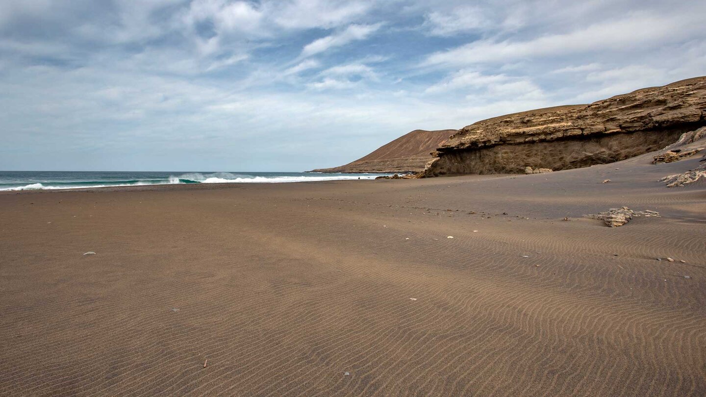 der weitläufige Sandstrand Playa de la Solapa