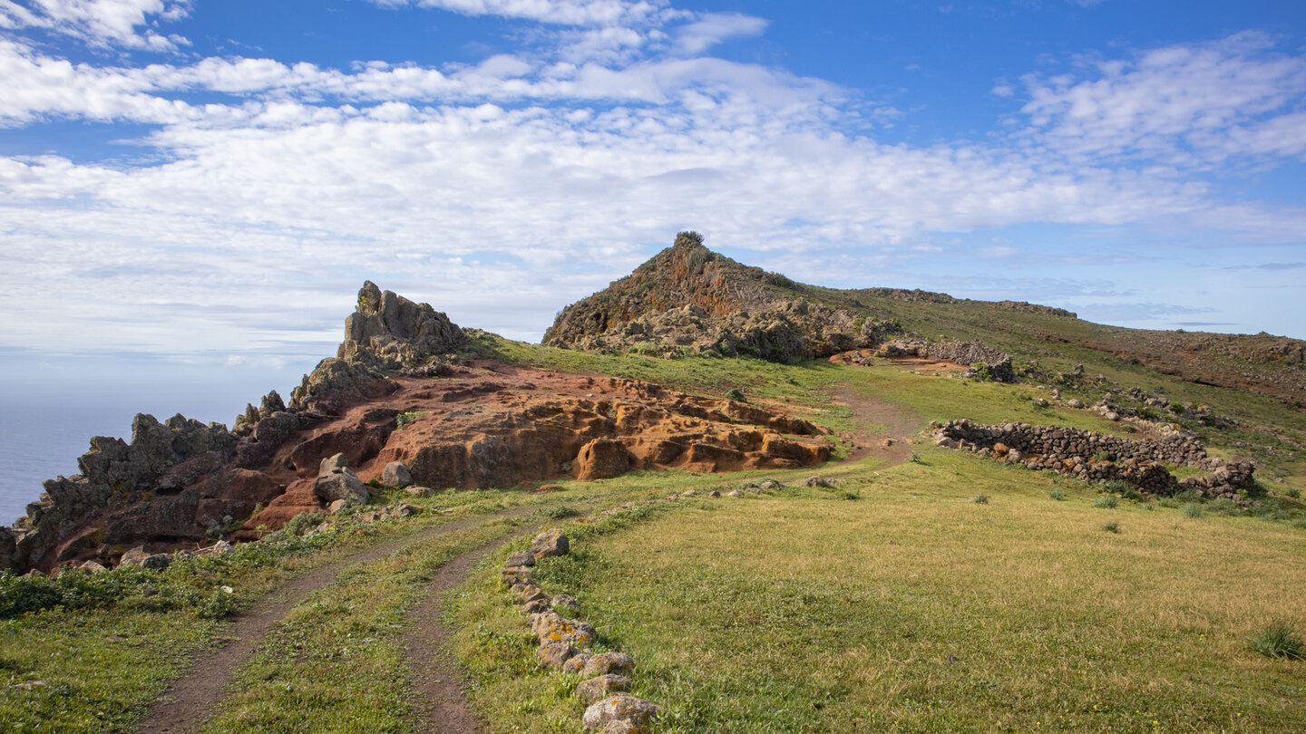 Blick zum Roque del Andén über eine rostbraun erodierte Felsfläche