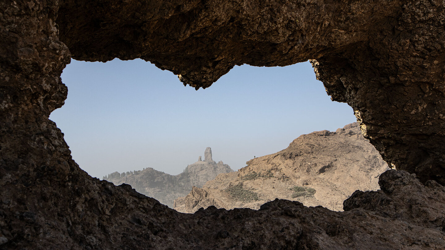 Blick durchs Felsenfenster Ventana del Nublo zum Roque Nublo