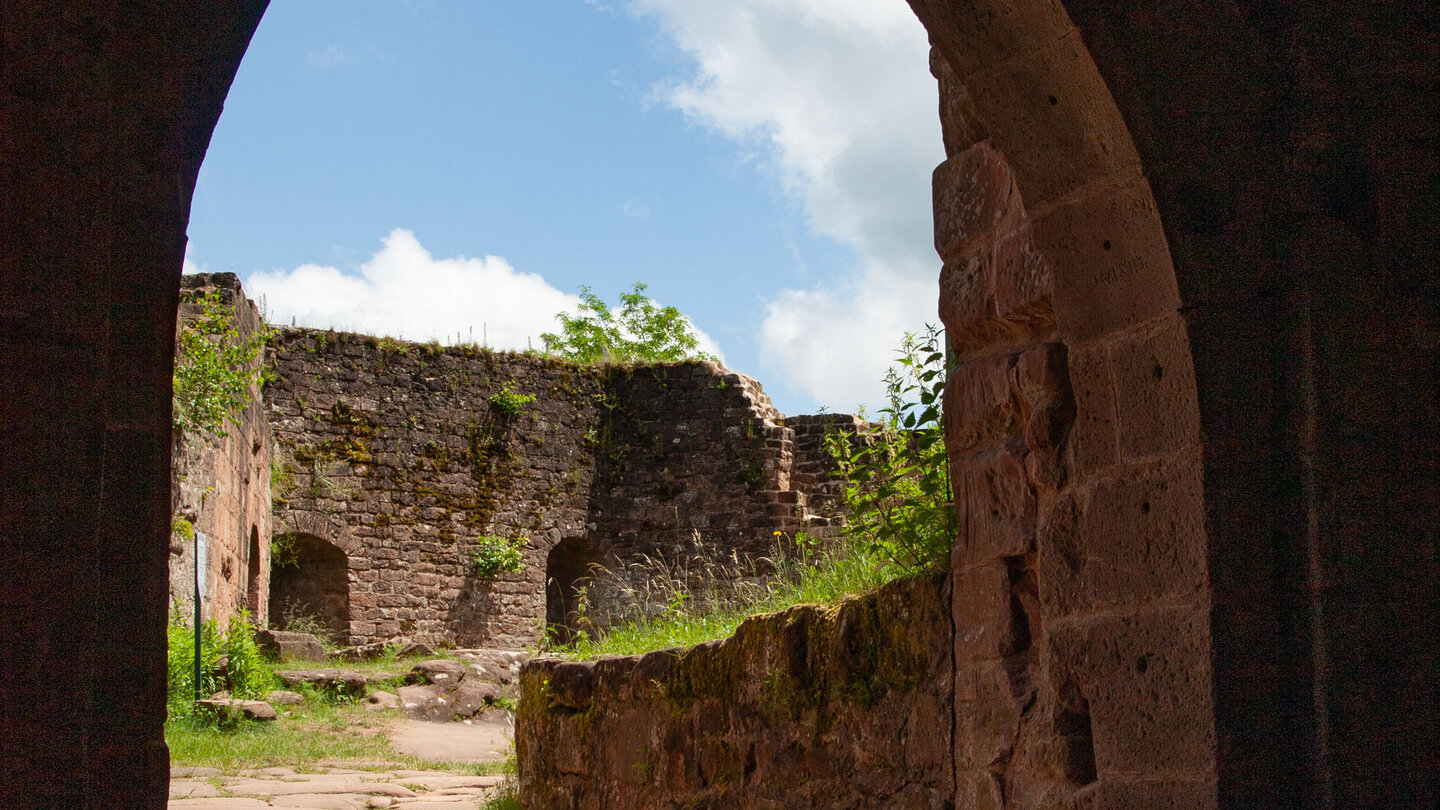 Burghof des Château de Fleckenstein Burghof des Château de Fleckenstein