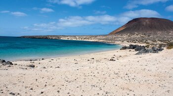 die zwei Buchten der Playa Francesa mit dem Montaña Amarilla im Hintergrund