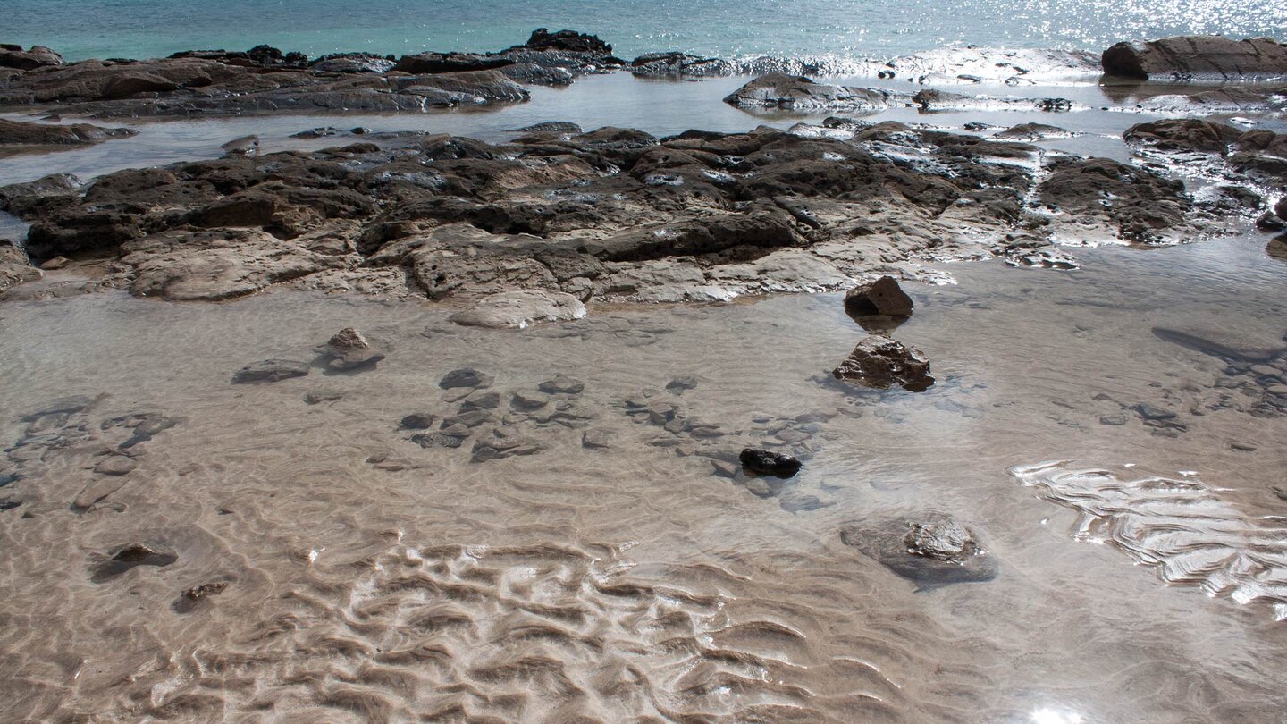 Felsformationen bei der Lagune Bahía del Salado bei Ebbe