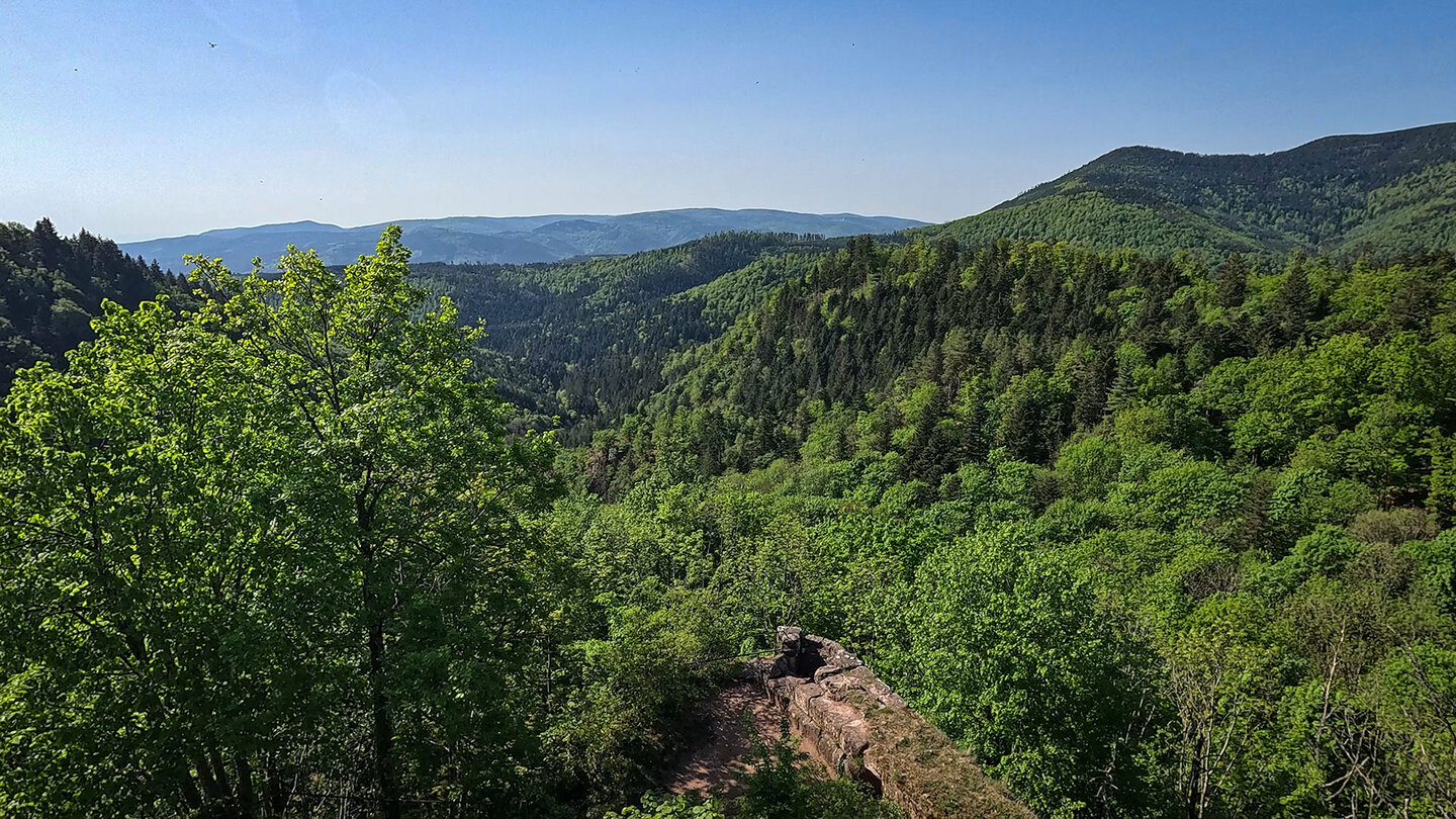 Ausblick vom Château du Nideck über die Berge der Vogesen