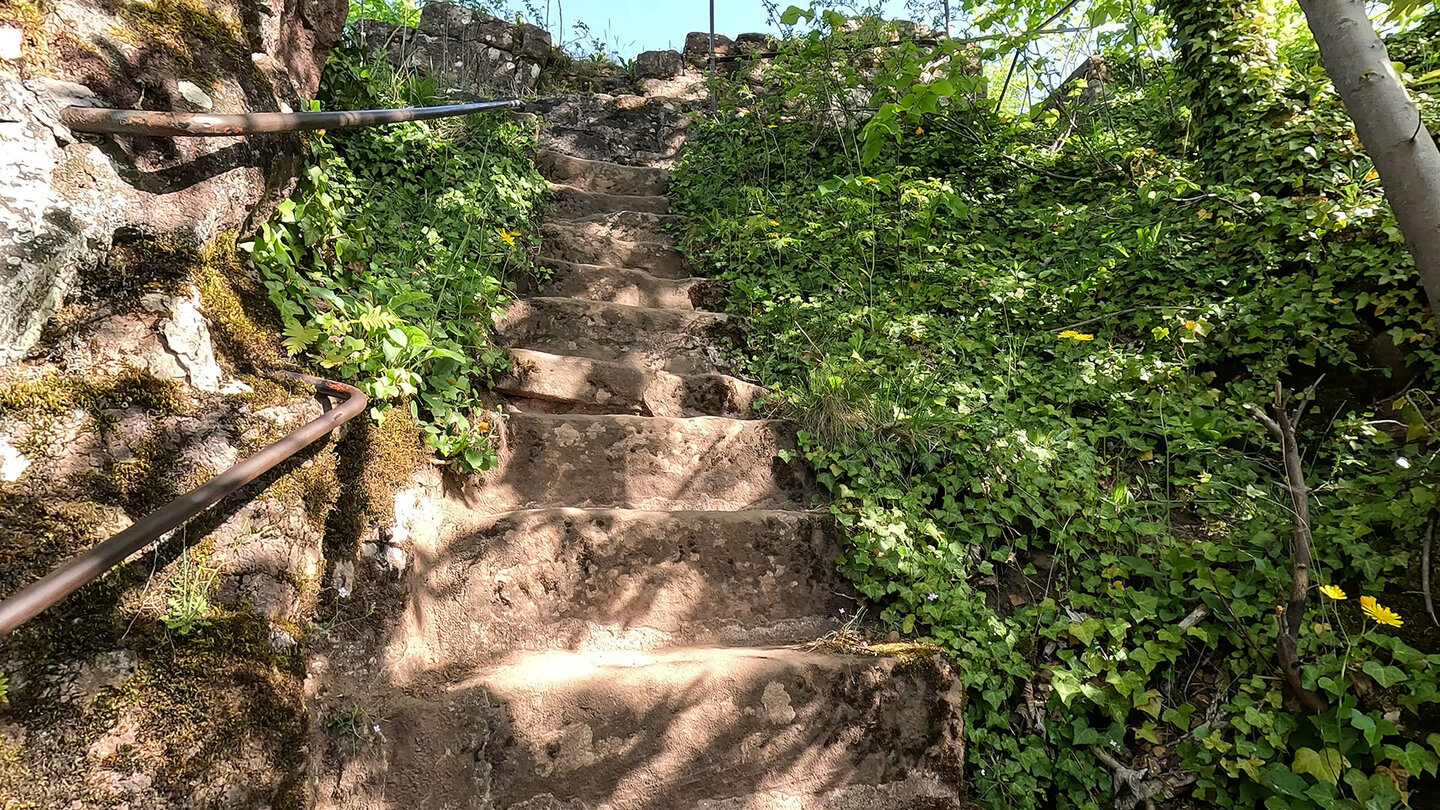 Treppe zur Oberburg der Ruine Nideck