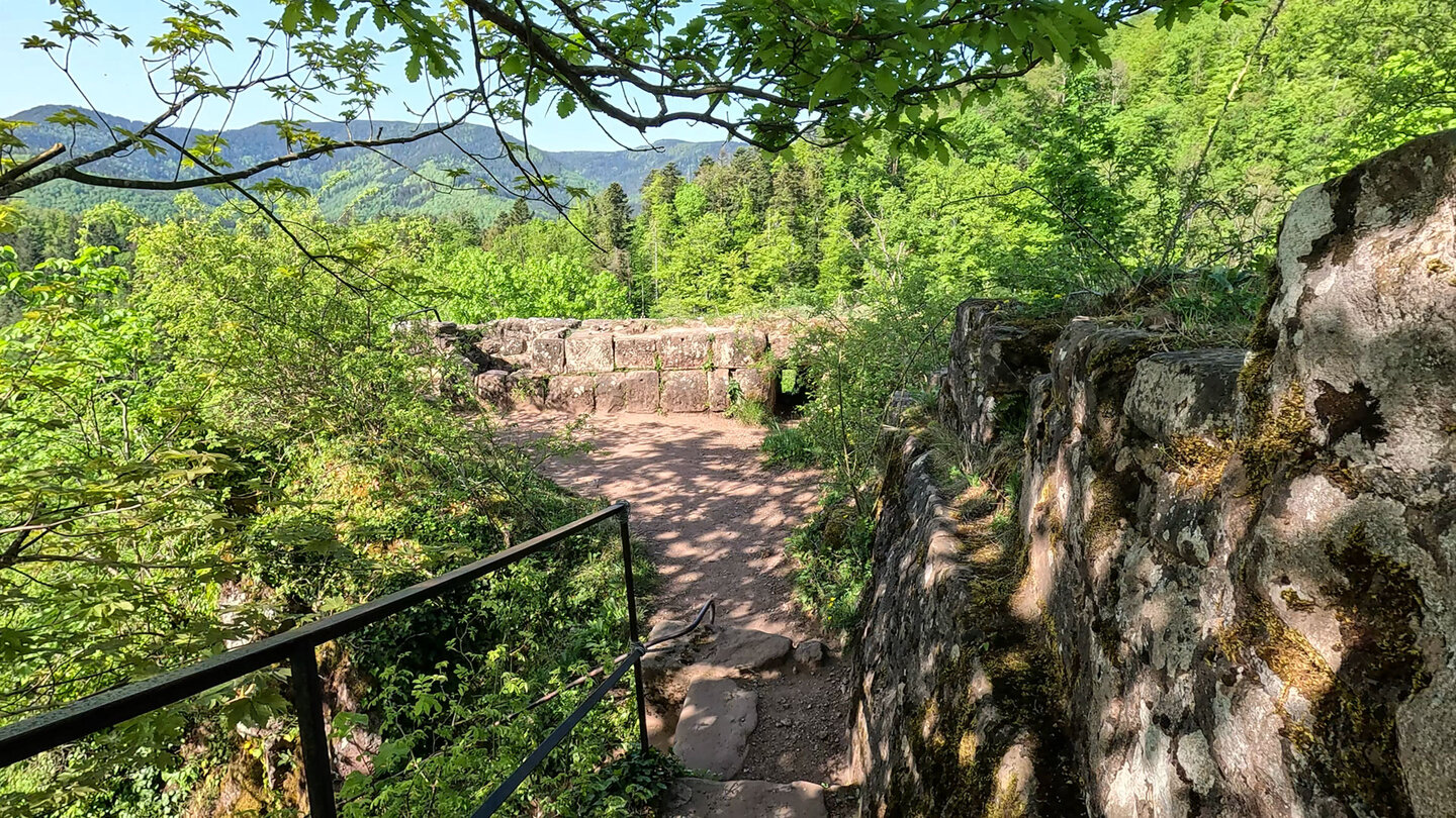 Route durch die Überreste des Château du Nideck