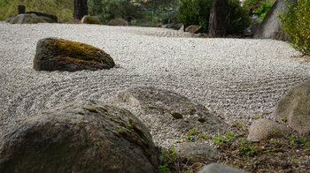geharkter Kies im Stil des Karesansui im Zengarten im egapark