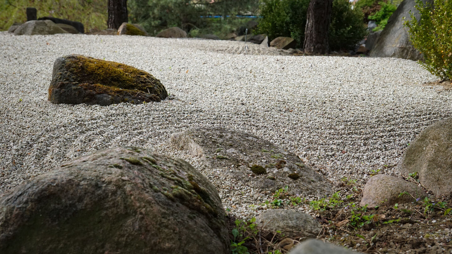 geharkter Kies im Stil des Karesansui im Zengarten im egapark