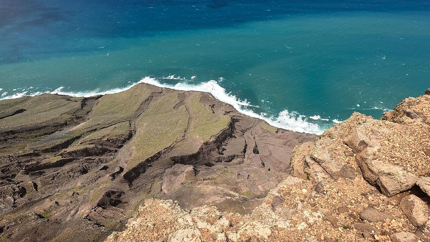 Felsflanken bis zum Meer an den Famara-Klippen