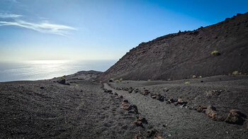 der GR 131 führt durch dunkle Lapilifelder zum Faro de Fuencaliente