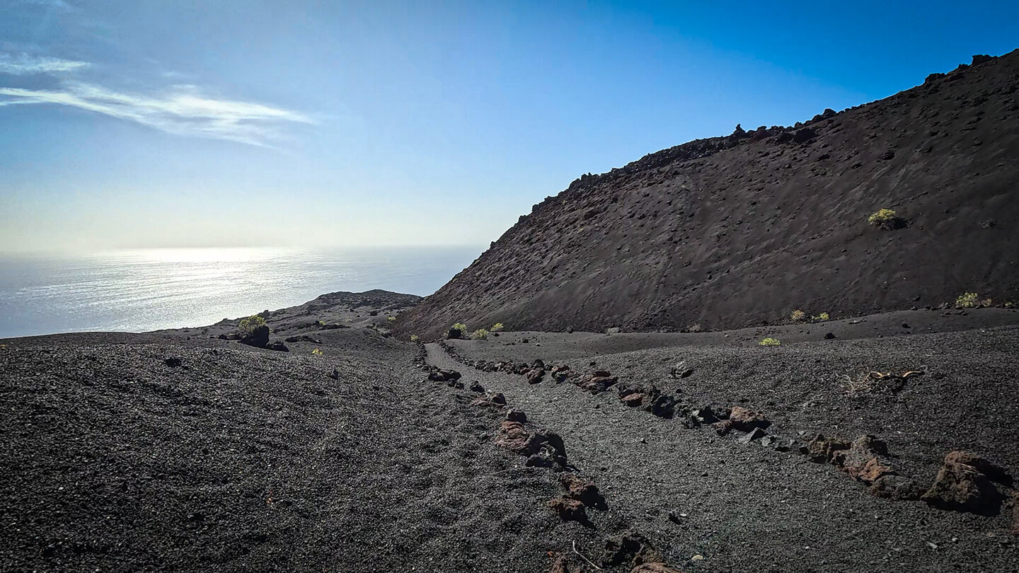 der GR 131 führt durch dunkle Lapilifelder zum Faro de Fuencaliente