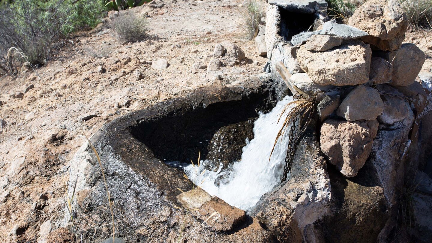 Umleitungsstelle eines Wasserkanals am Wanderweg