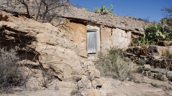 verlassenes Höhlenhaus im Tuffstein entlang der Wanderung um Las Vegas