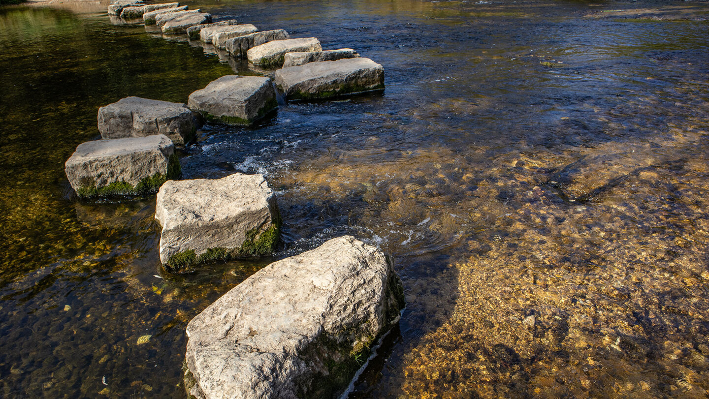Trittsteine zur Flussquerung der Donau nahe dem Jägerhaus