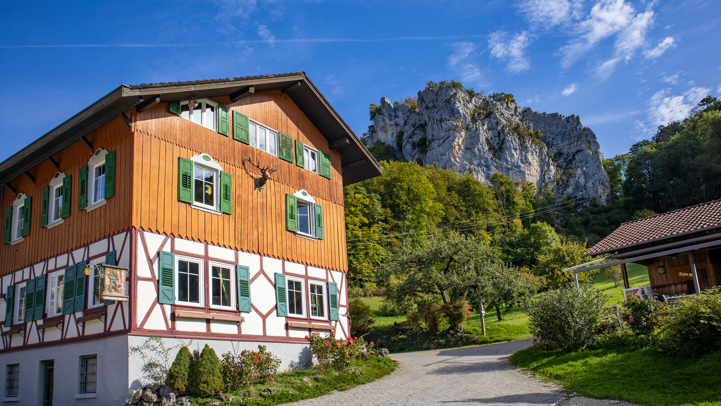 Außenansicht des Gasthauses Jägerhaus mit Jägerhaus-Schild