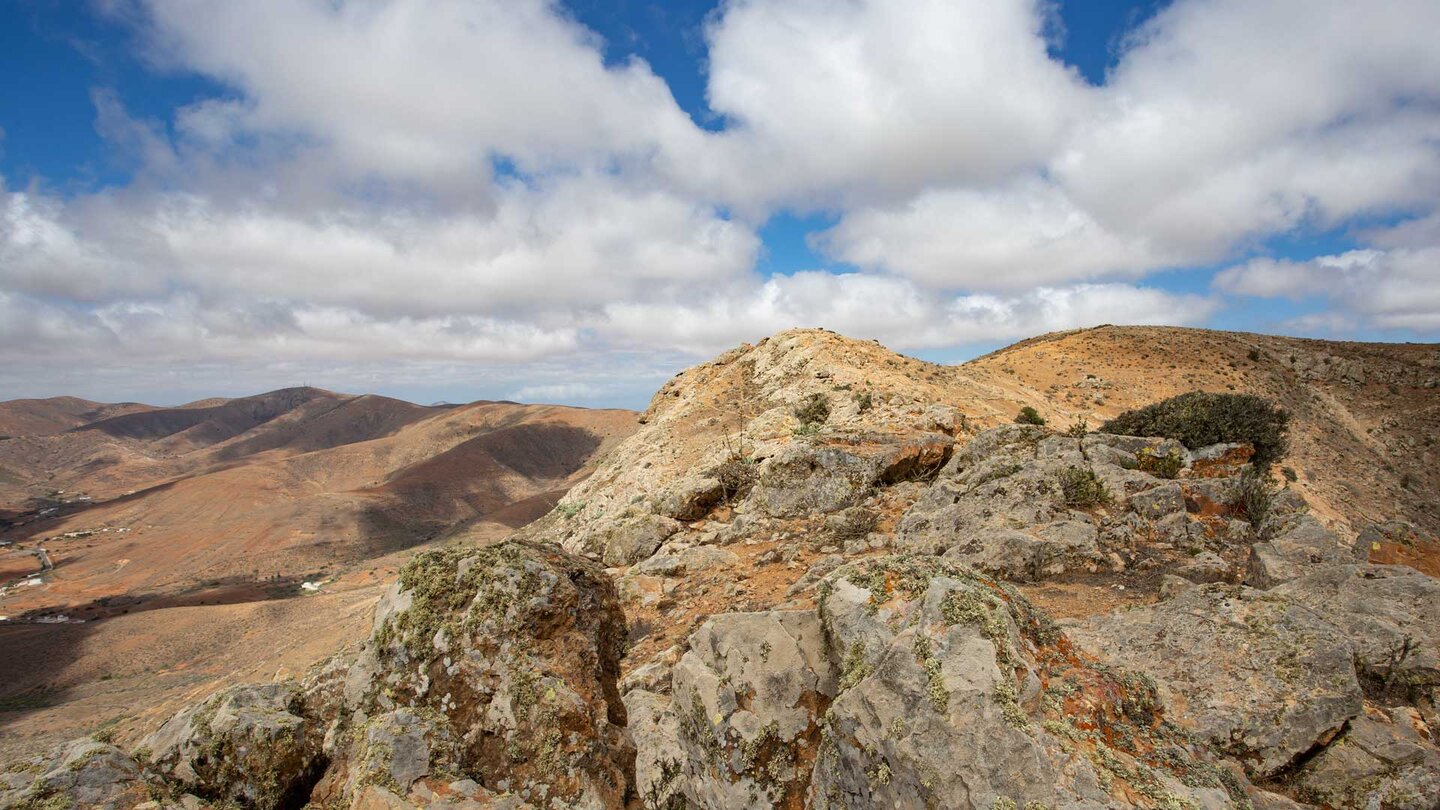 der Felsgipfel des 629 Meter hohen Pico Lima