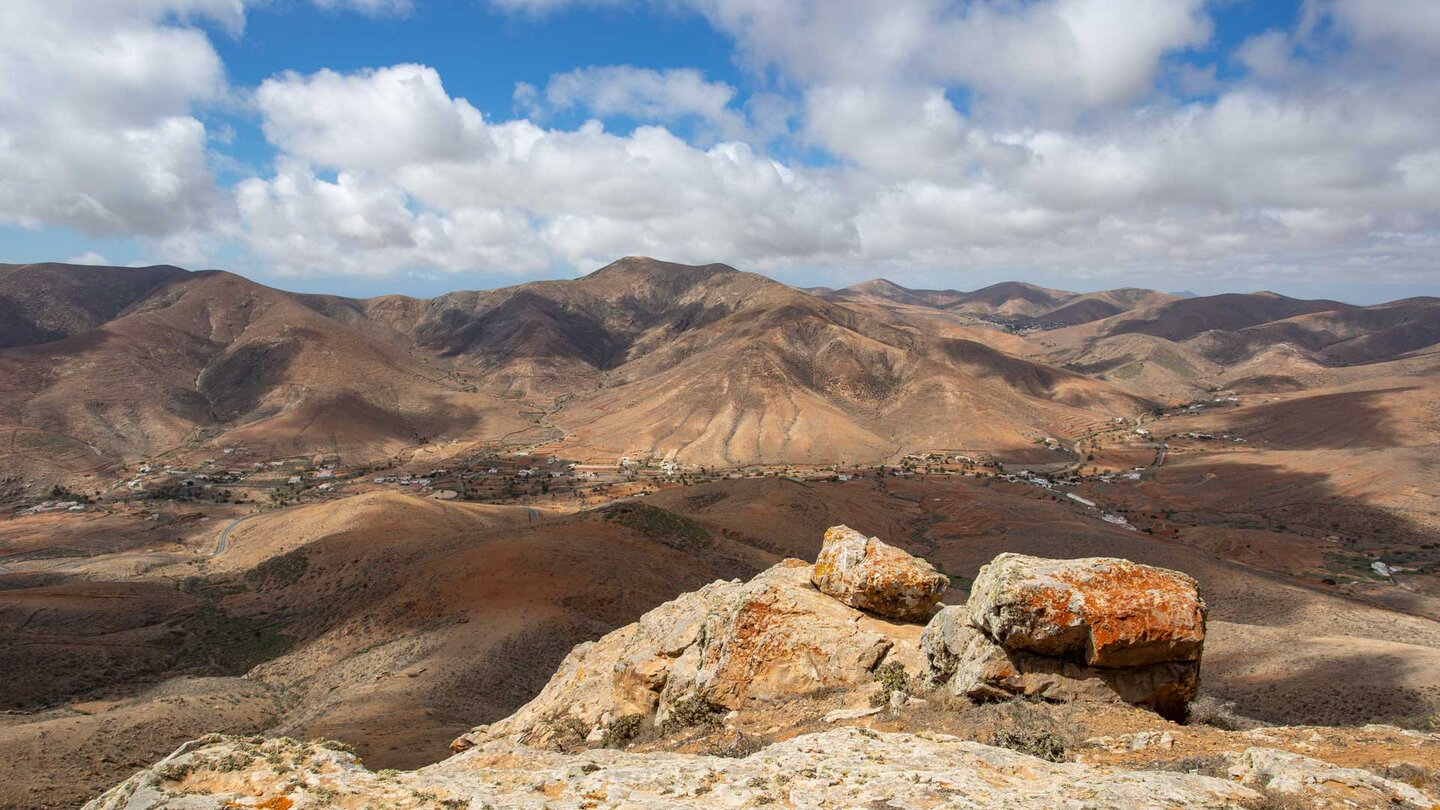 Panoramablick über das Tal von Betancuria auf den Pico de Atalaya