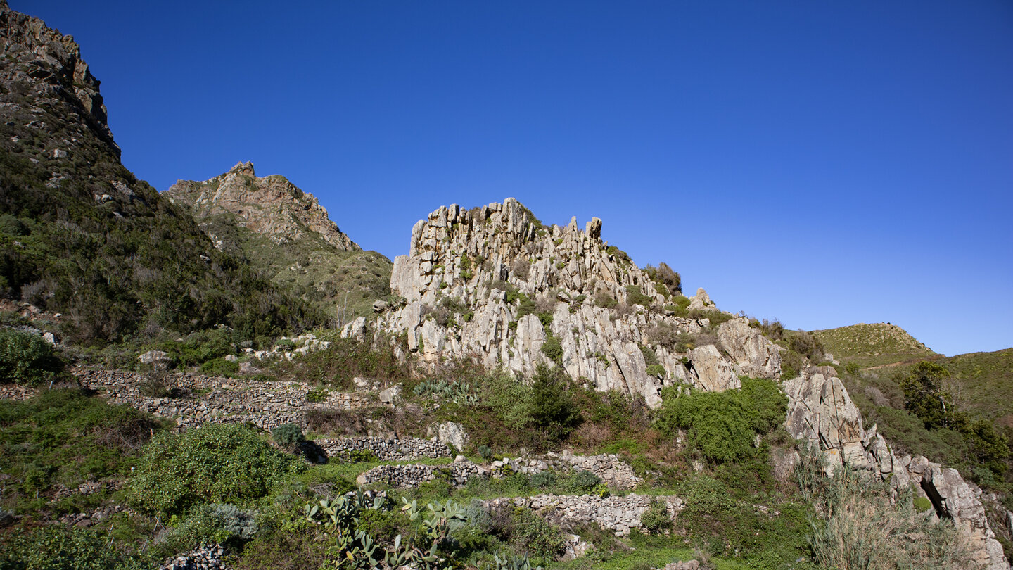 Wanderung entlang Felsformationen oberhalb von Taganana