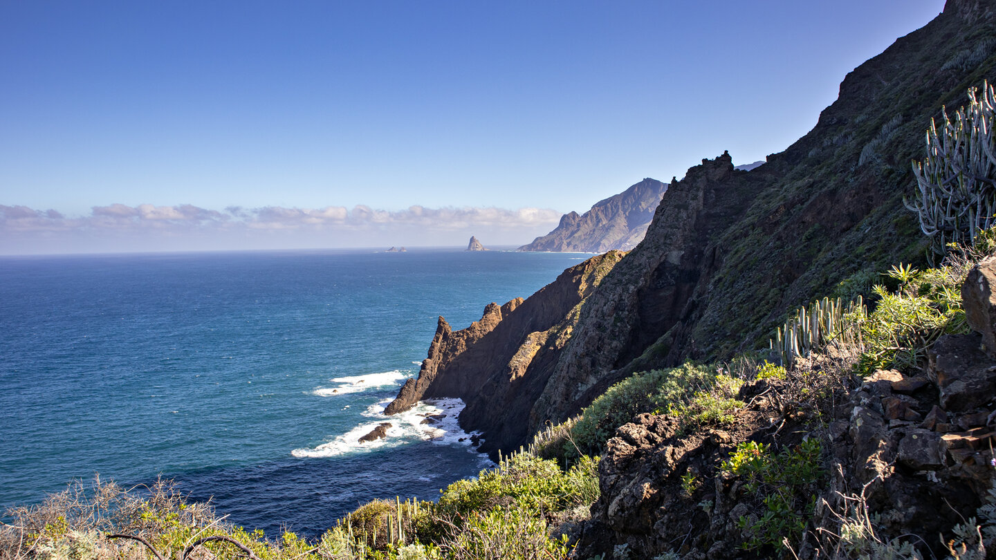 Blick entlang der Küste bis zu den Roques de Anaga