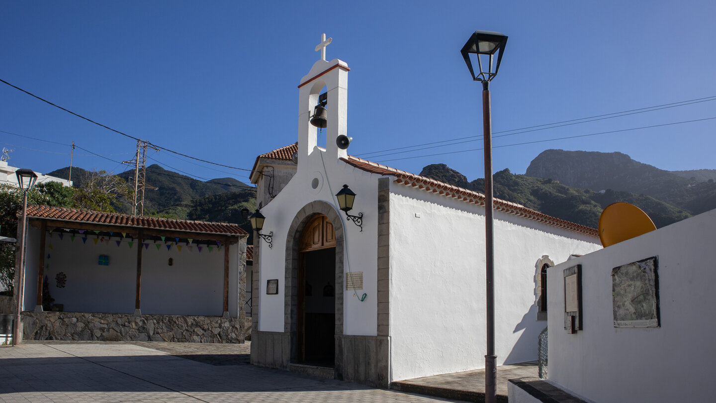 die kleine Kirche am Dorfplatz von Afur