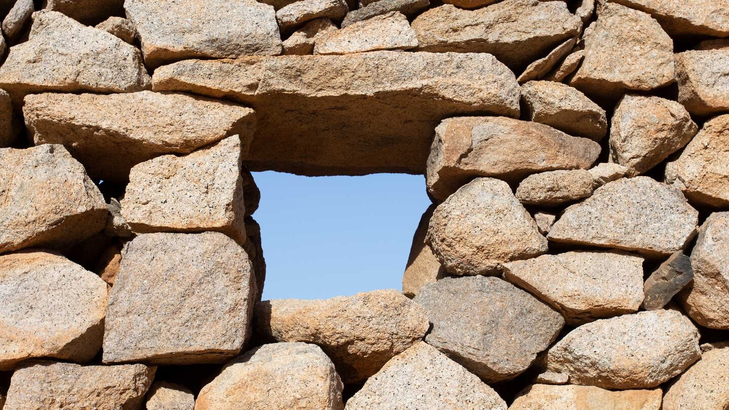 Fenster in den Schichtmauern der Ruine