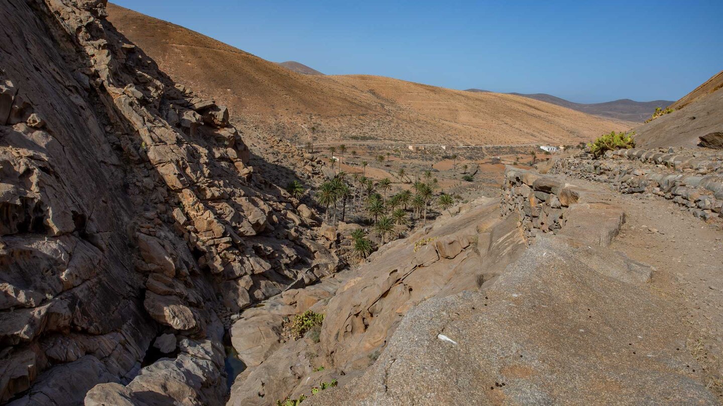 der Wanderweg verläuft über aufgesetzte Schichtmauern durch die Schlucht