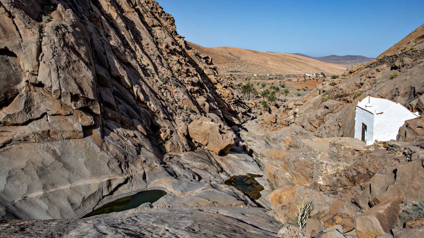 Blick entlang des Barranco de Malpaso zur kleinen Siedlung Buen Paso