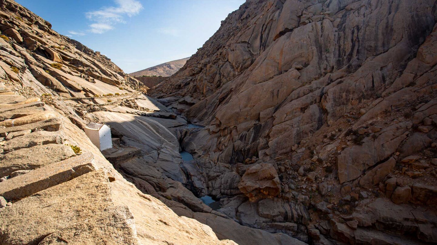 Blick über die Kapelle entlang der Schlucht bis zur Staumauer