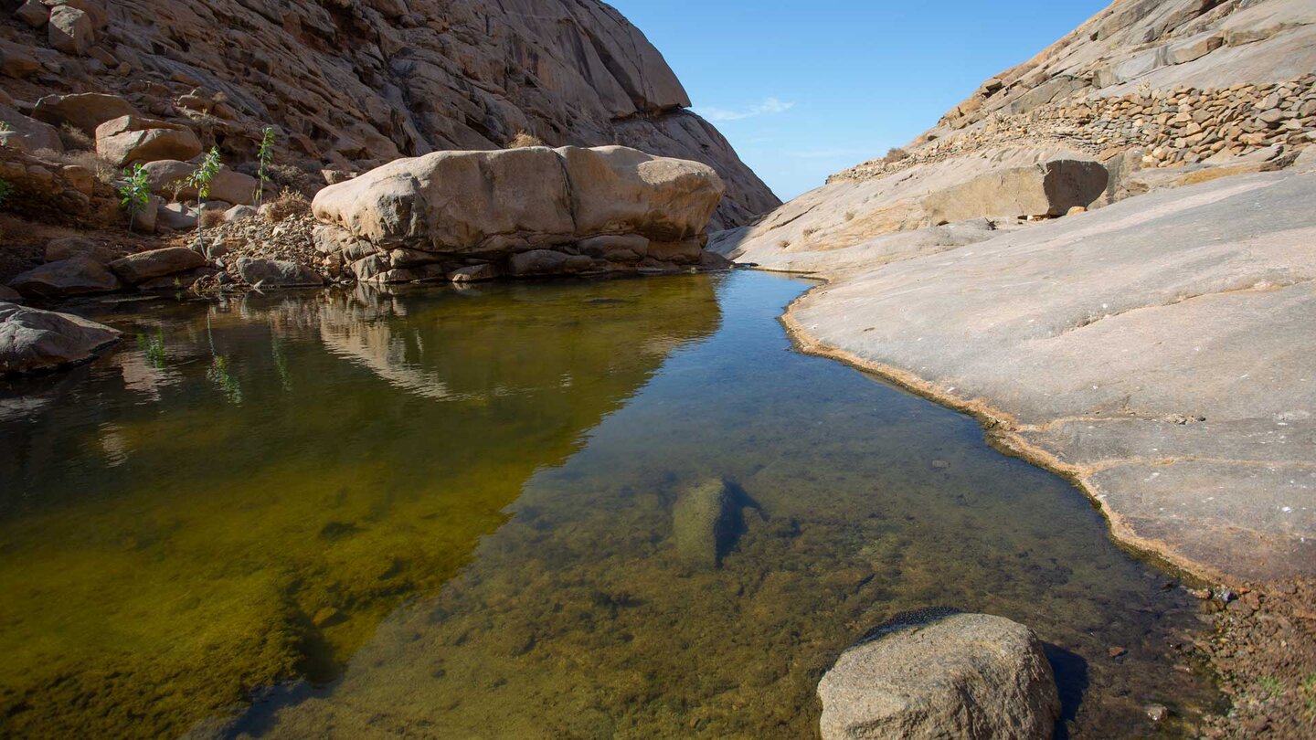 Gesteinsformationen spiegeln sich in den Wasserbecken der Schlucht