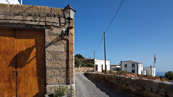 aus Tuffstein gebaute Häuser in Caserío de Icor