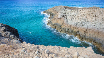 türkis schimmerndes Wasser in einer Felsbucht bei El Islote
