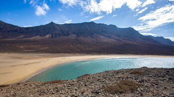 die Halbinsel El Islote liegt am Fuß der höchsten Gipfel Fuerteventuras