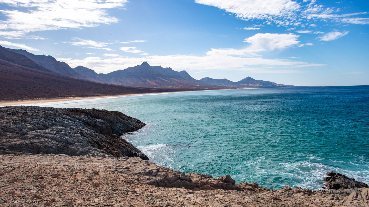 Blick entlang der Playa de Cofete auf die Gebirgskette der Halbinsel Jandía